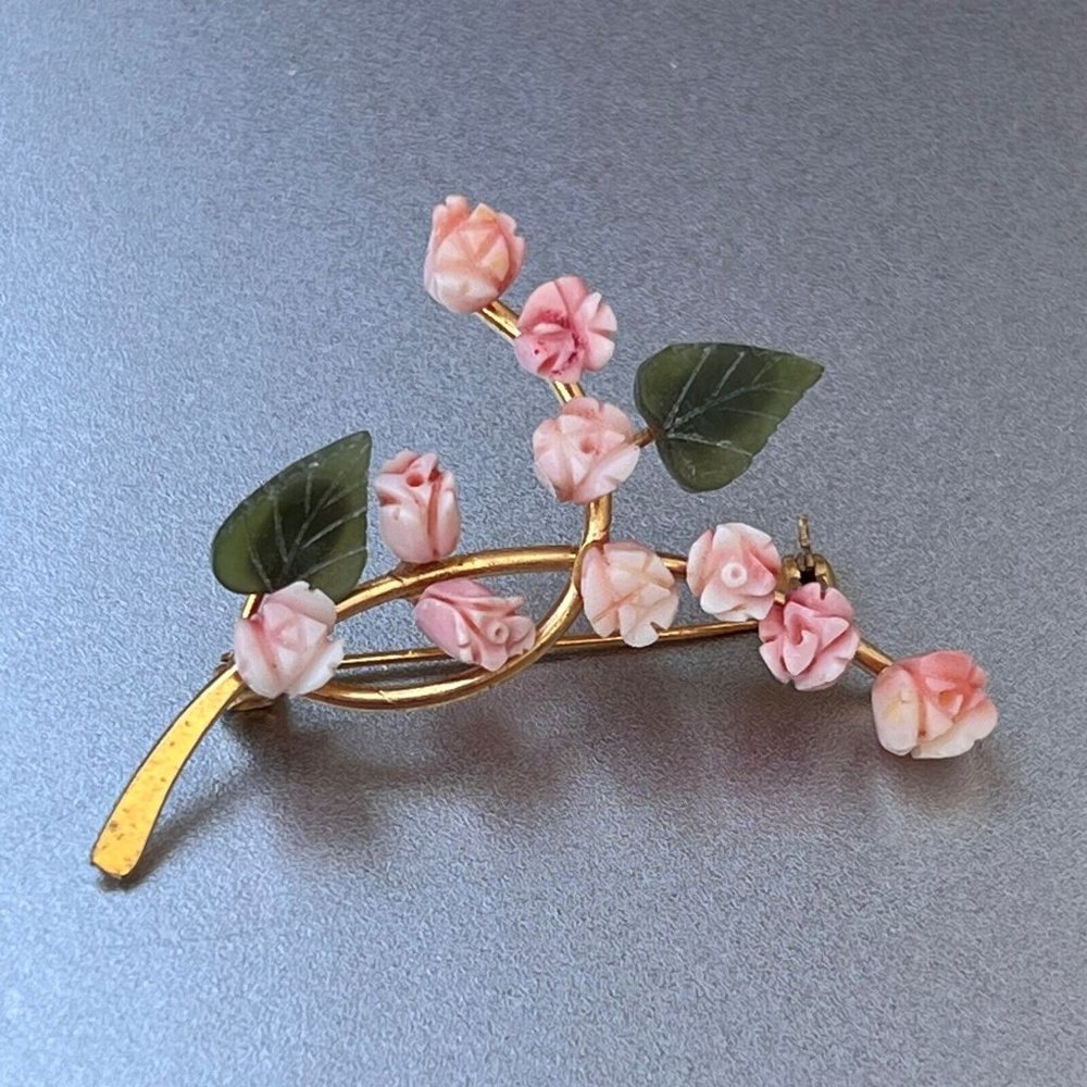 Vintage Swoboda Carved Coral Flowers & Jade Leaf Brooch, 2" Long, 10 Roses - Picture 12 of 13